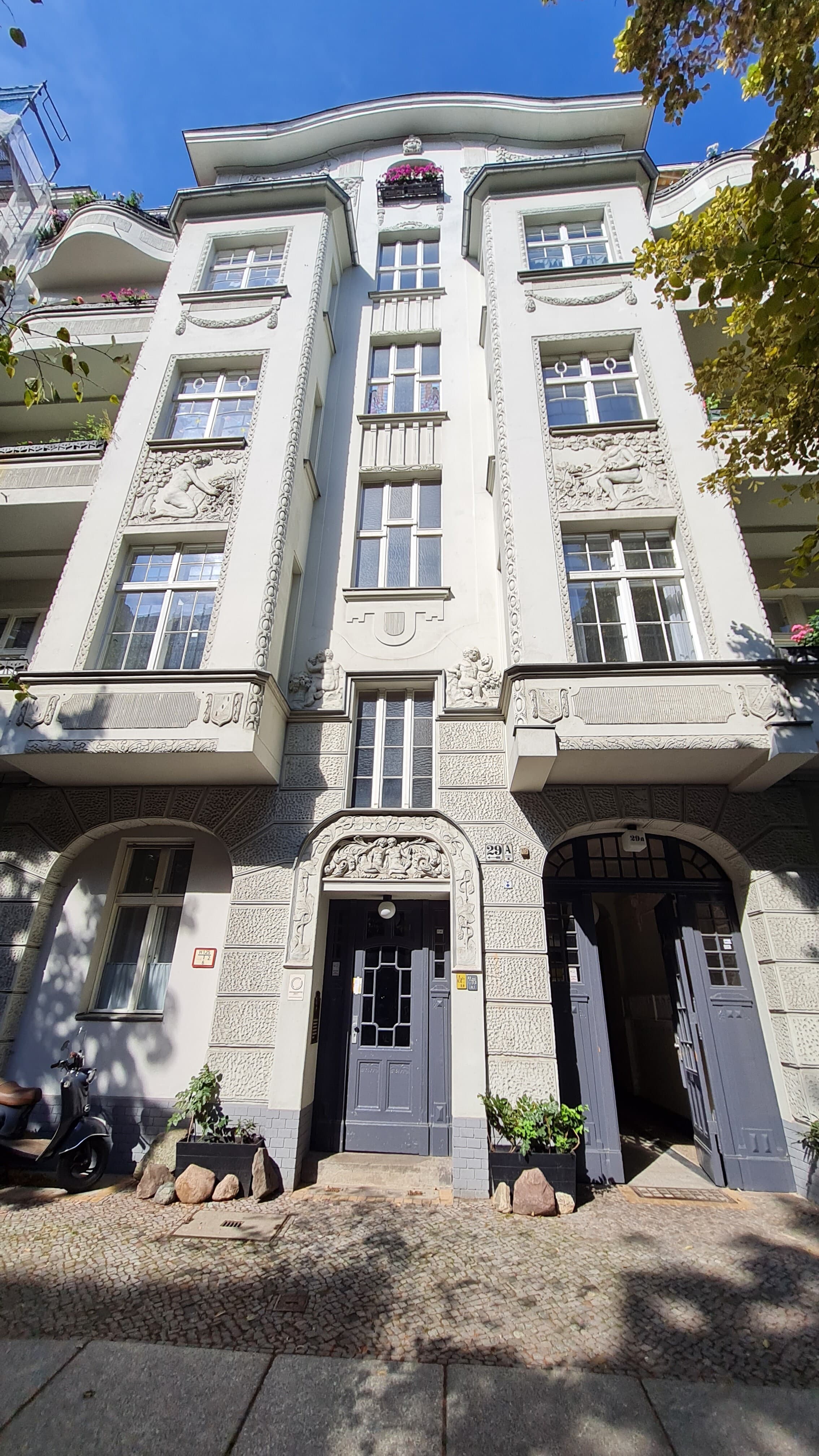 2-Zimmer-Altbaucharm in Charlottenburg - Thumbnail 5