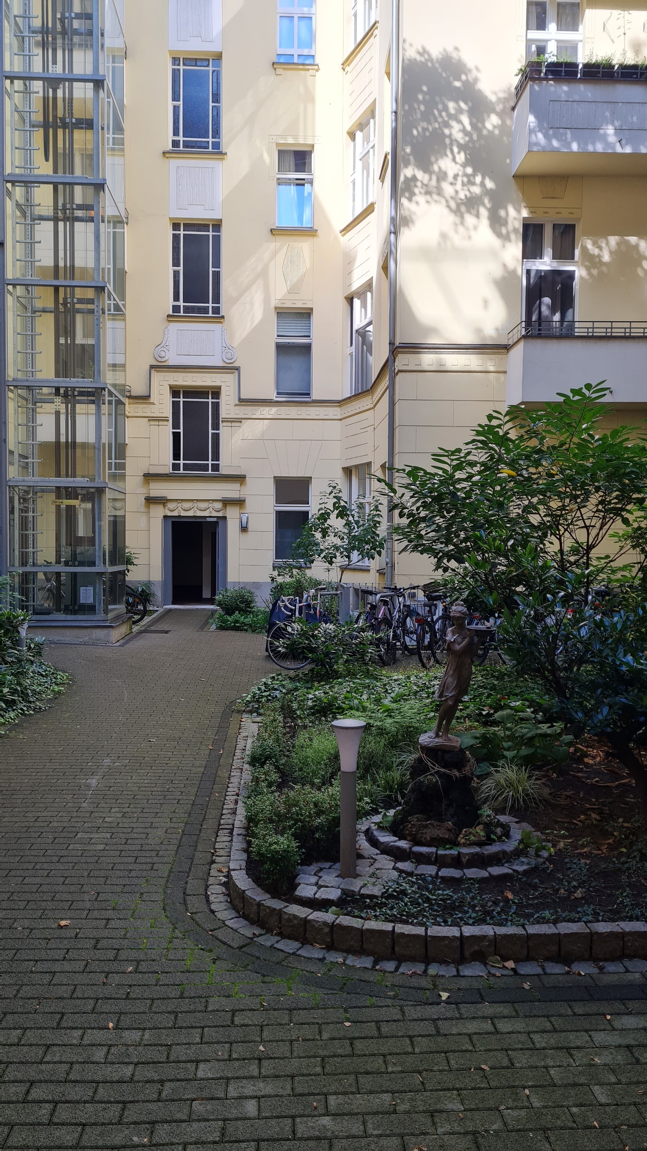 2-Zimmer-Altbaucharm in Charlottenburg - Thumbnail 15
