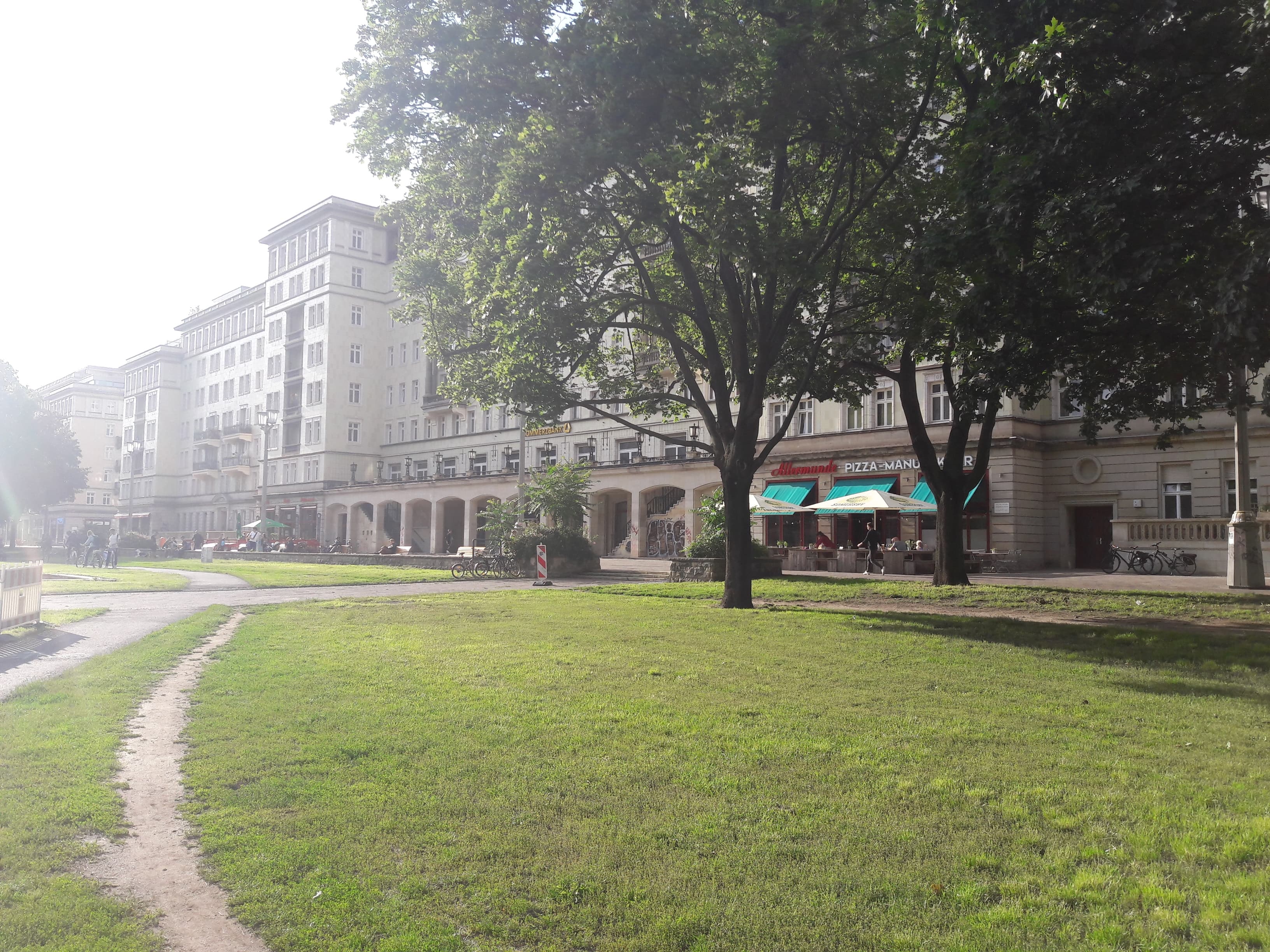 Großräumige 1-Zimmer- Wohnung in der Frankfurter Allee - Image 1