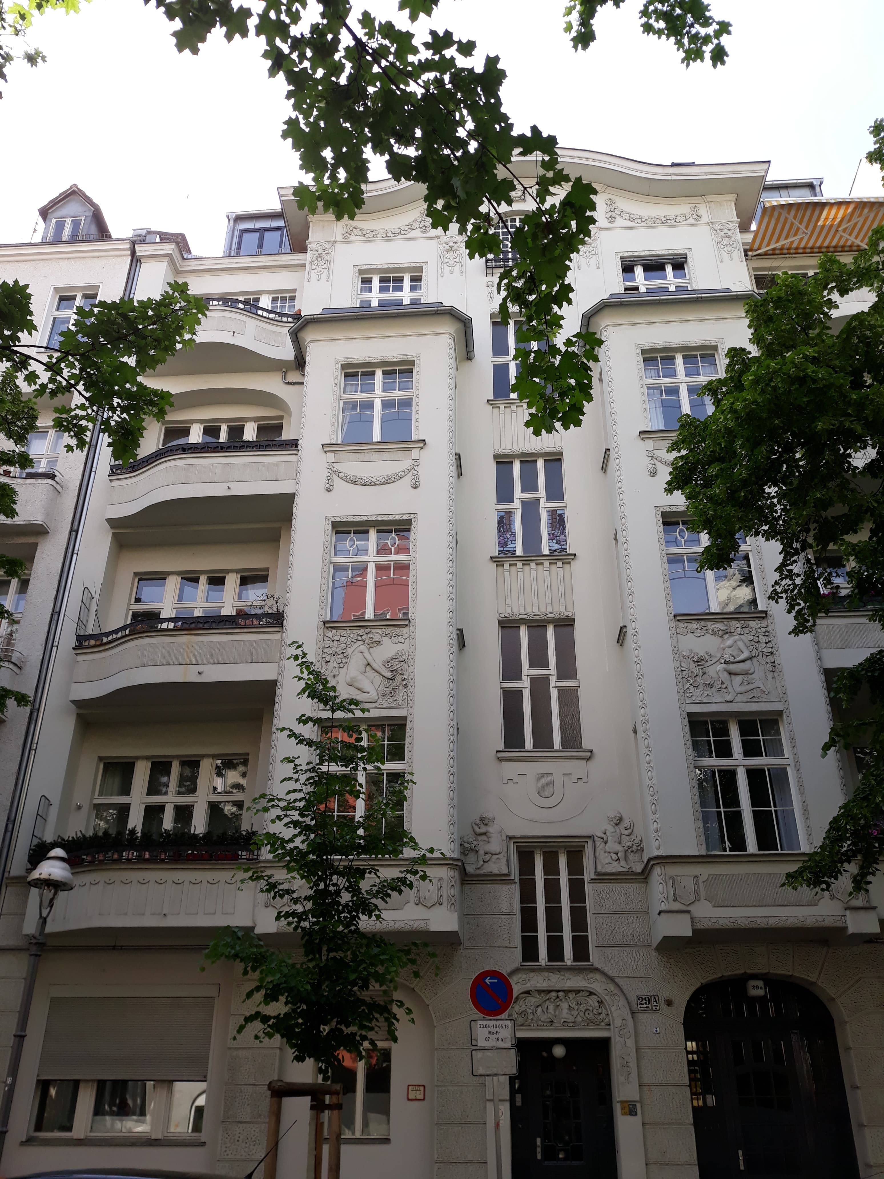 2-Zimmer-Altbaucharm in Charlottenburg - Image 1