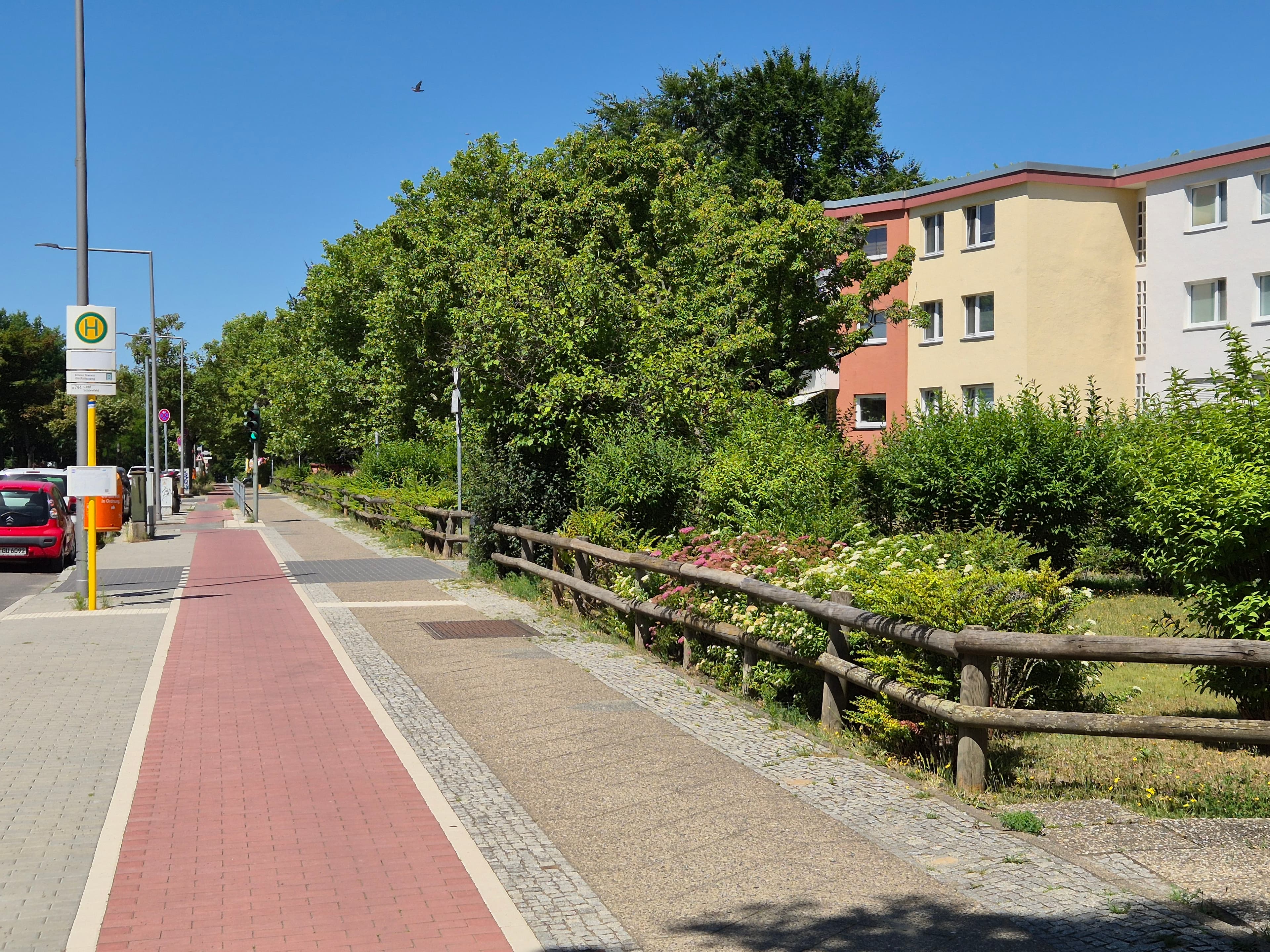 Gemütliche und geräumige 1-Zimmer-Wohnung in begrünte Anlage - Image 1